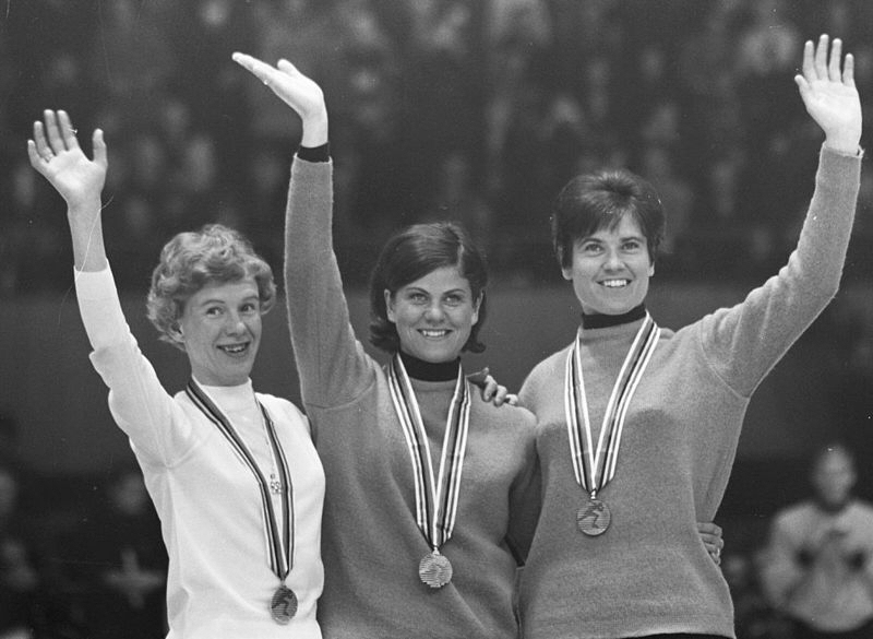 Podium olympische 3000 meter (Grenoble 1968), vlnr.: Kaija Mustonen, Ans Schut en Stien Kaiser Podium olympische 3000 meter (Grenoble 1968), vlnr.: Kaija Mustonen, Ans Schut en Stien Kaiser