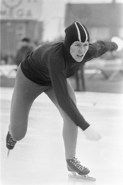 Atje Keulen-Deelstra in actie tijdens het NK Allround van 1972 in Deventer Atje Keulen-Deelstra in actie tijdens het NK Allround van 1972 in Deventer